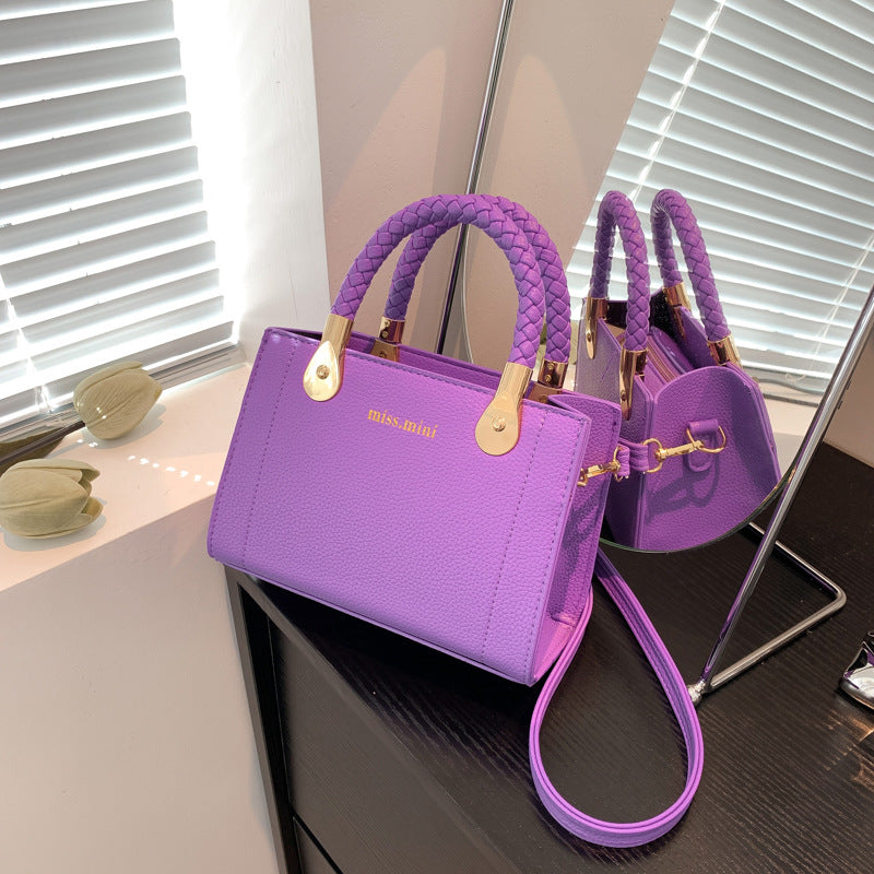 In the summer, the new fashion woven handbag with one shoulder slung over the small square bag supports a large number of wholesale mixed batches.(0.32kg)