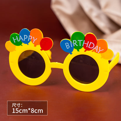 Un pequeño libro rojo con pequeñas gafas de margaritas, accesorios para fotografías de fiestas de cumpleaños en línea, gafas de cumpleaños divertidas y creativas para niños. 