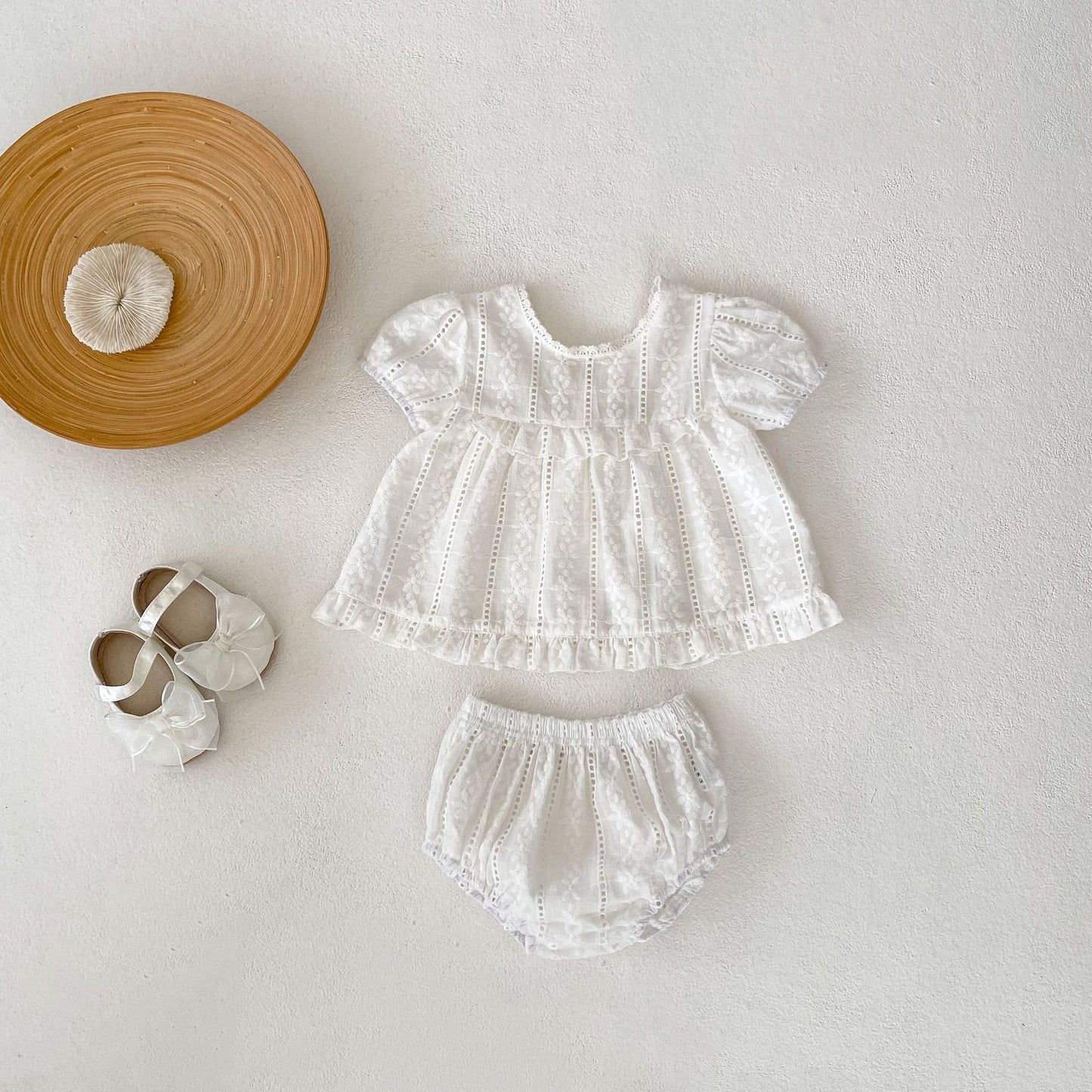 A 2024 summer new baby girl baby cute lace embroidered solid color coat+triangle pants suit