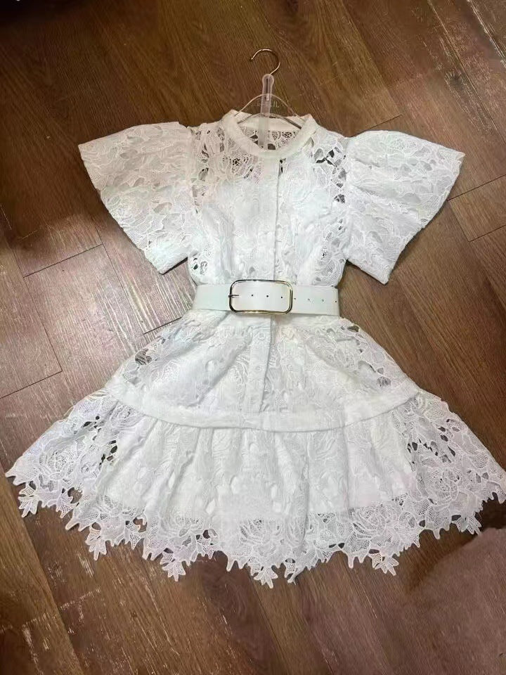 Un nuevo vestido de verano dulce y lindo, mangas cortas de burbuja con cinturón en la cintura, vestido de encaje soluble en agua, falda corta 