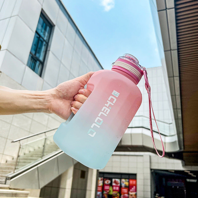 Una taza de agua de gran capacidad de verano con forma de cubo de una tonelada, tetera deportiva para fitness para hombres y mujeres, tetera de plástico para estudiantes, personalizada 