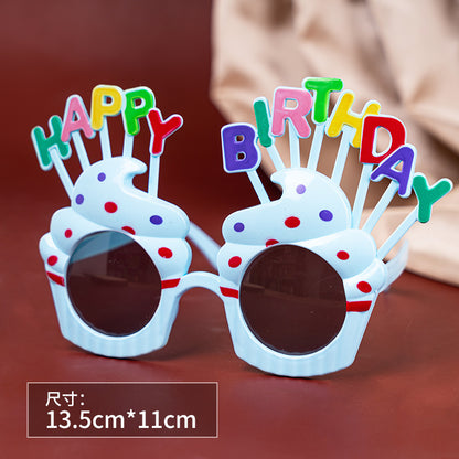 Un pequeño libro rojo con pequeñas gafas de margaritas, accesorios para fotografías de fiestas de cumpleaños en línea, gafas de cumpleaños divertidas y creativas para niños. 