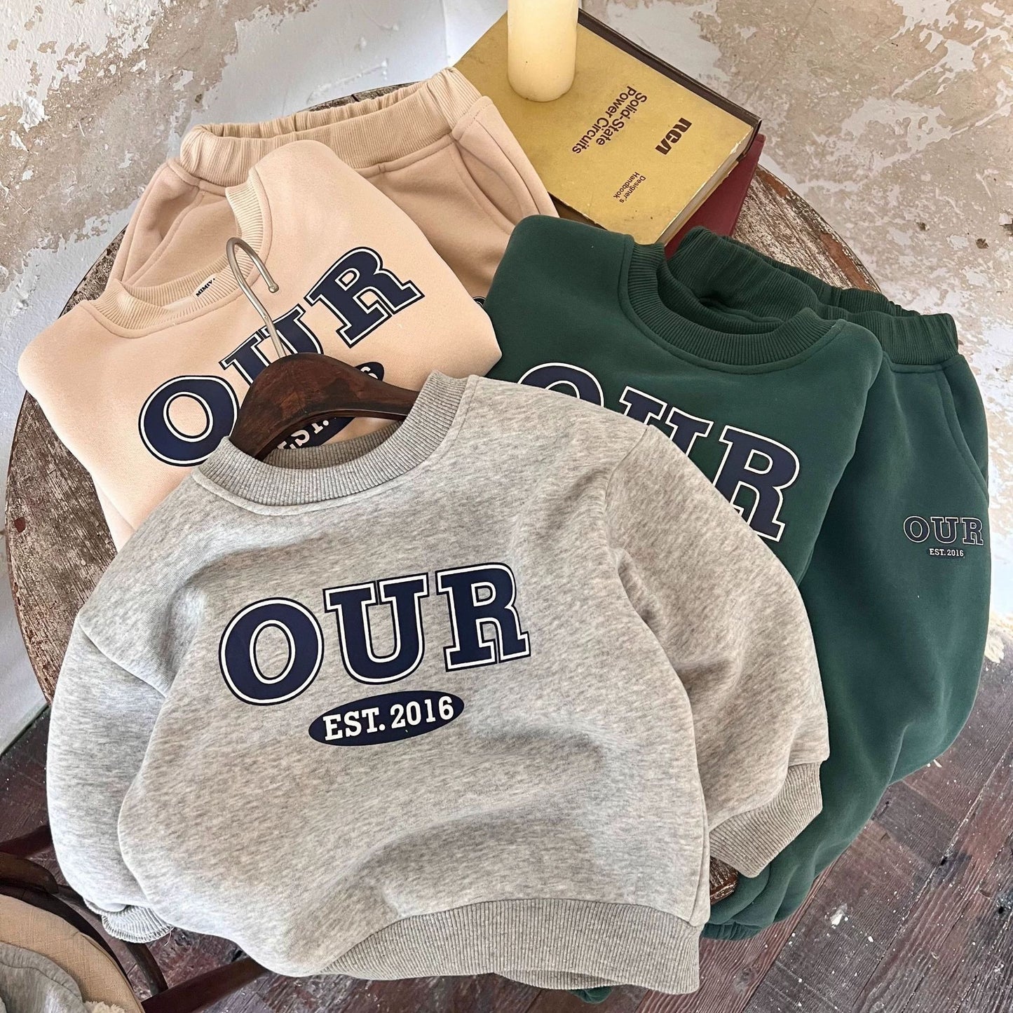 A children's crew neck sweater set Korean version of casual autumn and winter new children's suit long-sleeved letter thick sweater set trend