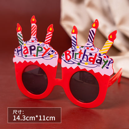 Un pequeño libro rojo con pequeñas gafas de margaritas, accesorios para fotografías de fiestas de cumpleaños en línea, gafas de cumpleaños divertidas y creativas para niños. 