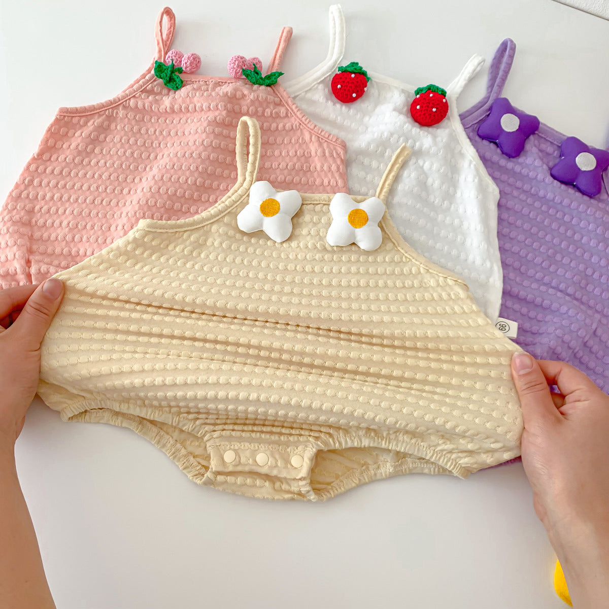 Un lugar de ropa para niños, ropa de verano fina con tirantes pequeños, bolsa triangular para niña, ropa para tirar pedos, ropa de escalada de una pieza 