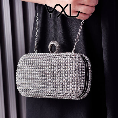 Una bolsa de cena con diamantes de imitación de venta directa de fábrica de Yixinglong, una bolsa de fiesta con diamantes grandes de plata, una bolsa de banquete noble y brillante, una bolsa de mujer transfronteriza 