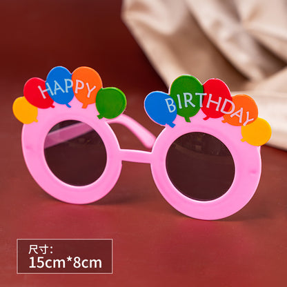 Un pequeño libro rojo con pequeñas gafas de margaritas, accesorios para fotografías de fiestas de cumpleaños en línea, gafas de cumpleaños divertidas y creativas para niños. 