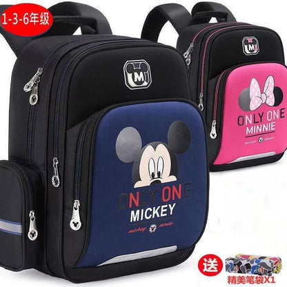 A schoolbag Pupils Grade 1-3-6 Boys and Girls Mickey 6-12 Children&#039;s Backpacks are distributed one by one.