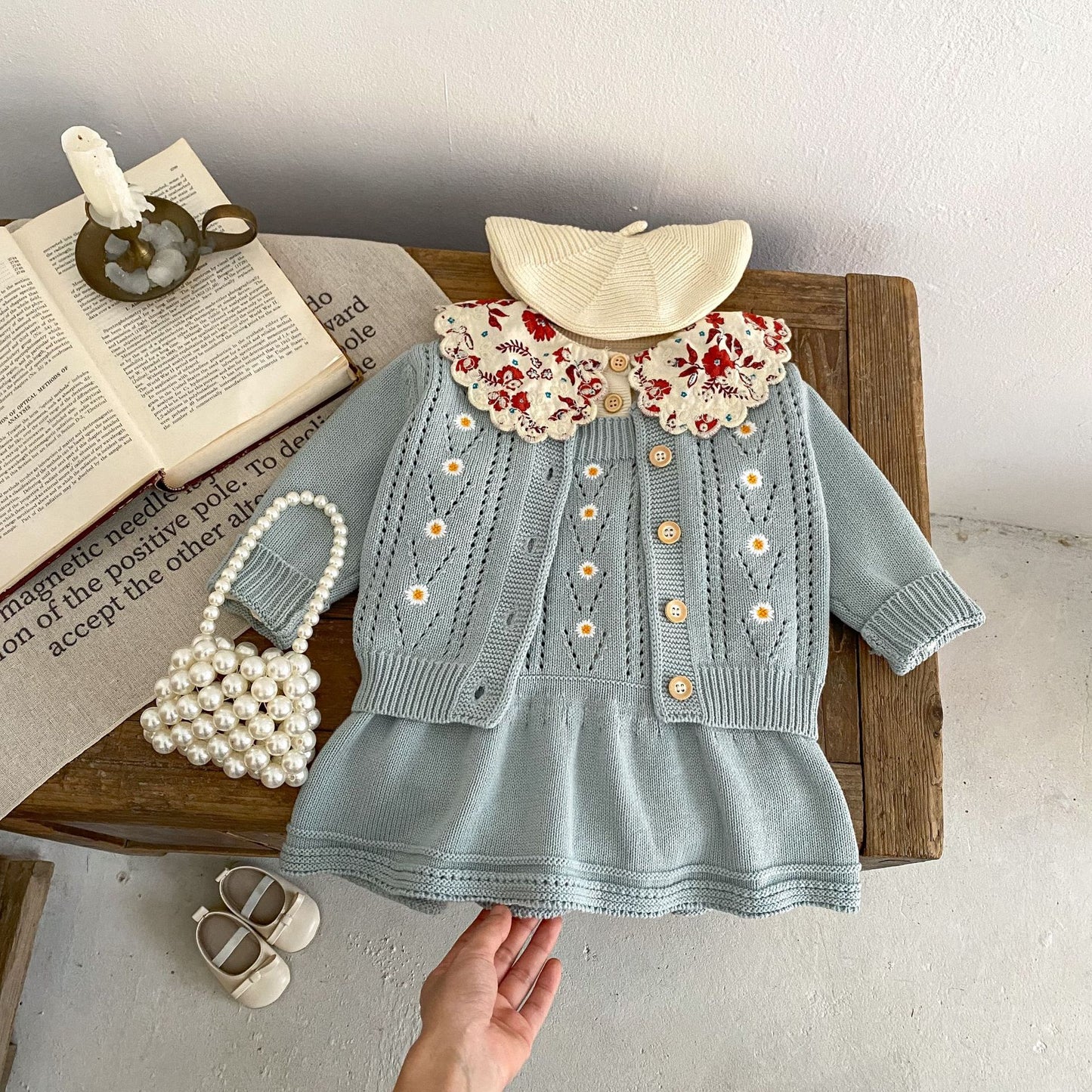 A Autumn and winter infants and baby girls, daisy embroidered hollow knitted jacket + knitted suspender skirt can be sorted