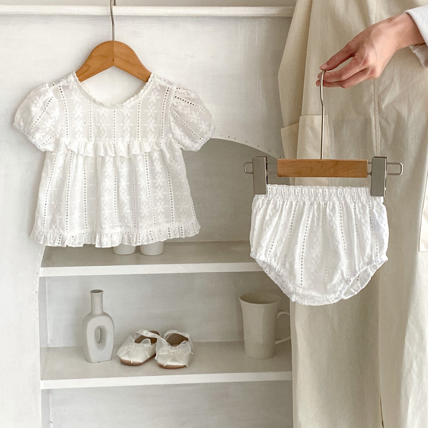 A 2024 summer new baby girl baby cute lace embroidered solid color coat+triangle pants suit