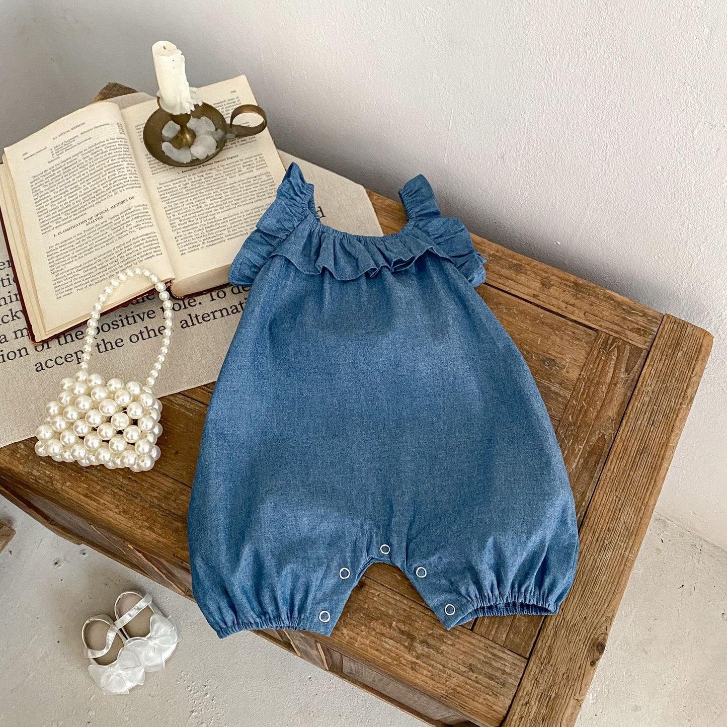 Un traje de gateo corto de mezclilla transpirable de algodón puro para bebé, un mono nuevo de verano para niña dulce y lindo, bolso y nalgas 