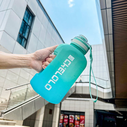 Una taza de agua de gran capacidad de verano con forma de cubo de una tonelada, tetera deportiva para fitness para hombres y mujeres, tetera de plástico para estudiantes, personalizada 