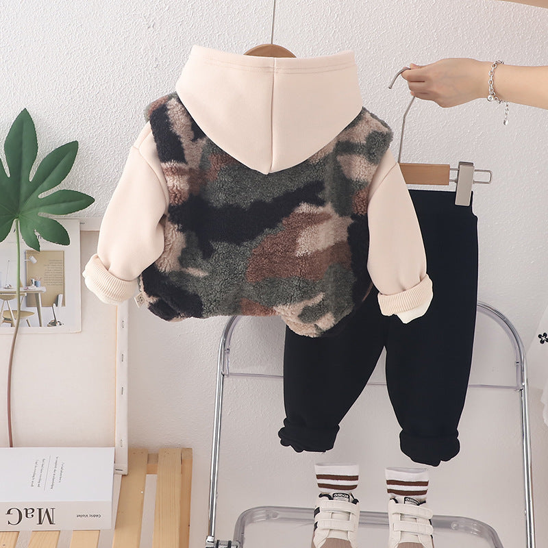 A new autumn boys with bags, camouflage vest, long-sleeved three-piece set, boys' casual trousers set