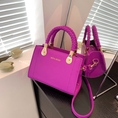 In the summer, the new fashion woven handbag with one shoulder slung over the small square bag supports a large number of wholesale mixed batches.(0.32kg)