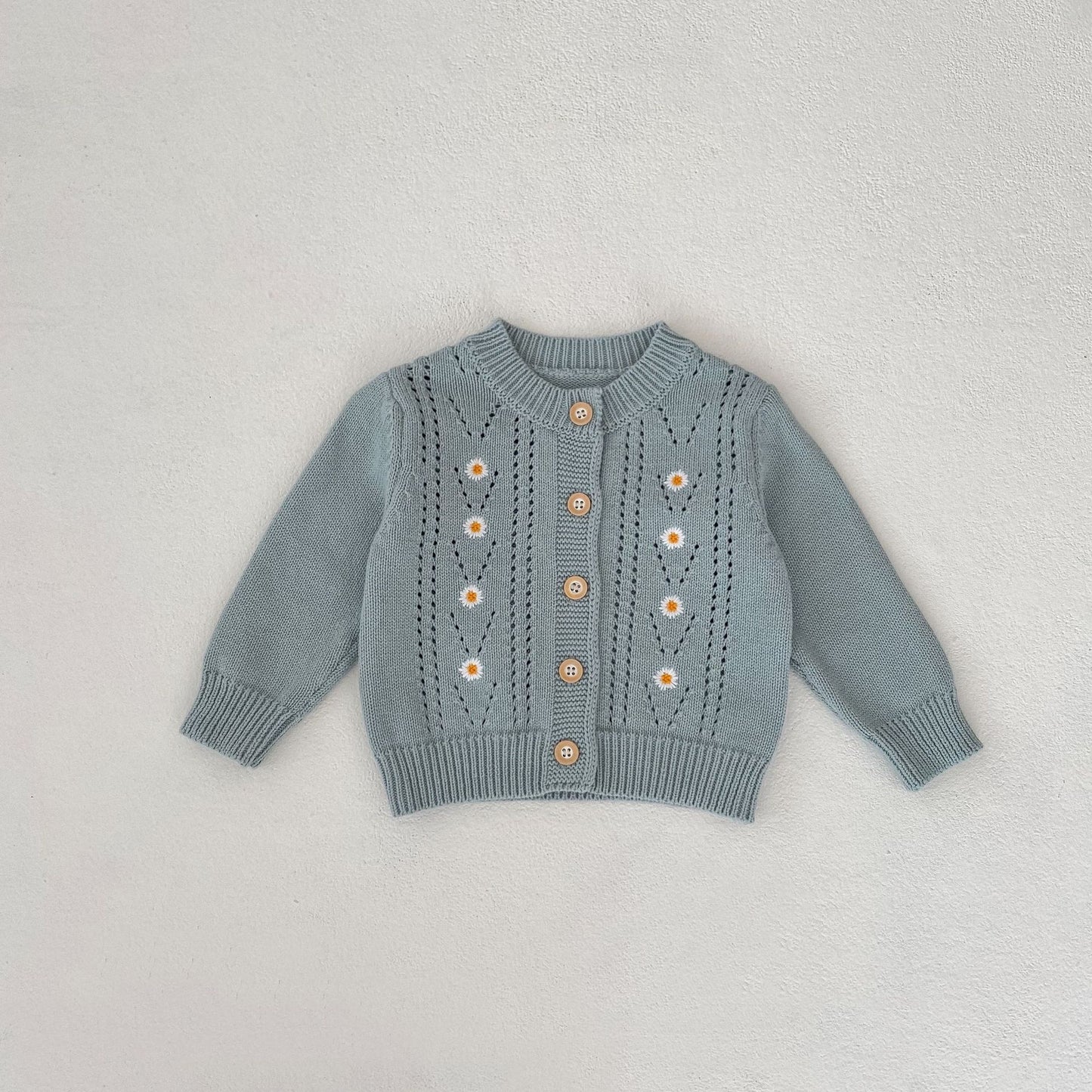 A Autumn and winter infants and baby girls, daisy embroidered hollow knitted jacket + knitted suspender skirt can be sorted