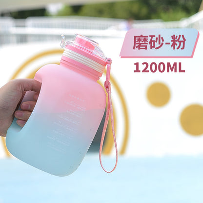 Una taza de agua de gran capacidad de verano con forma de cubo de una tonelada, tetera deportiva para fitness para hombres y mujeres, tetera de plástico para estudiantes, personalizada 