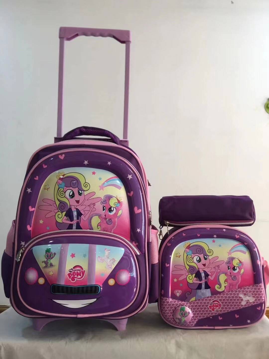 Un conjunto de tres piezas de mochila con barra de tracción, mochila de PU de 16 pulgadas para estudiantes, estuche para lápices, mochila mediana, mochila para niños, poste cuadrado de tres ruedas 