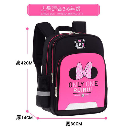 A schoolbag Pupils Grade 1-3-6 Boys and Girls Mickey 6-12 Children&#039;s Backpacks are distributed one by one.