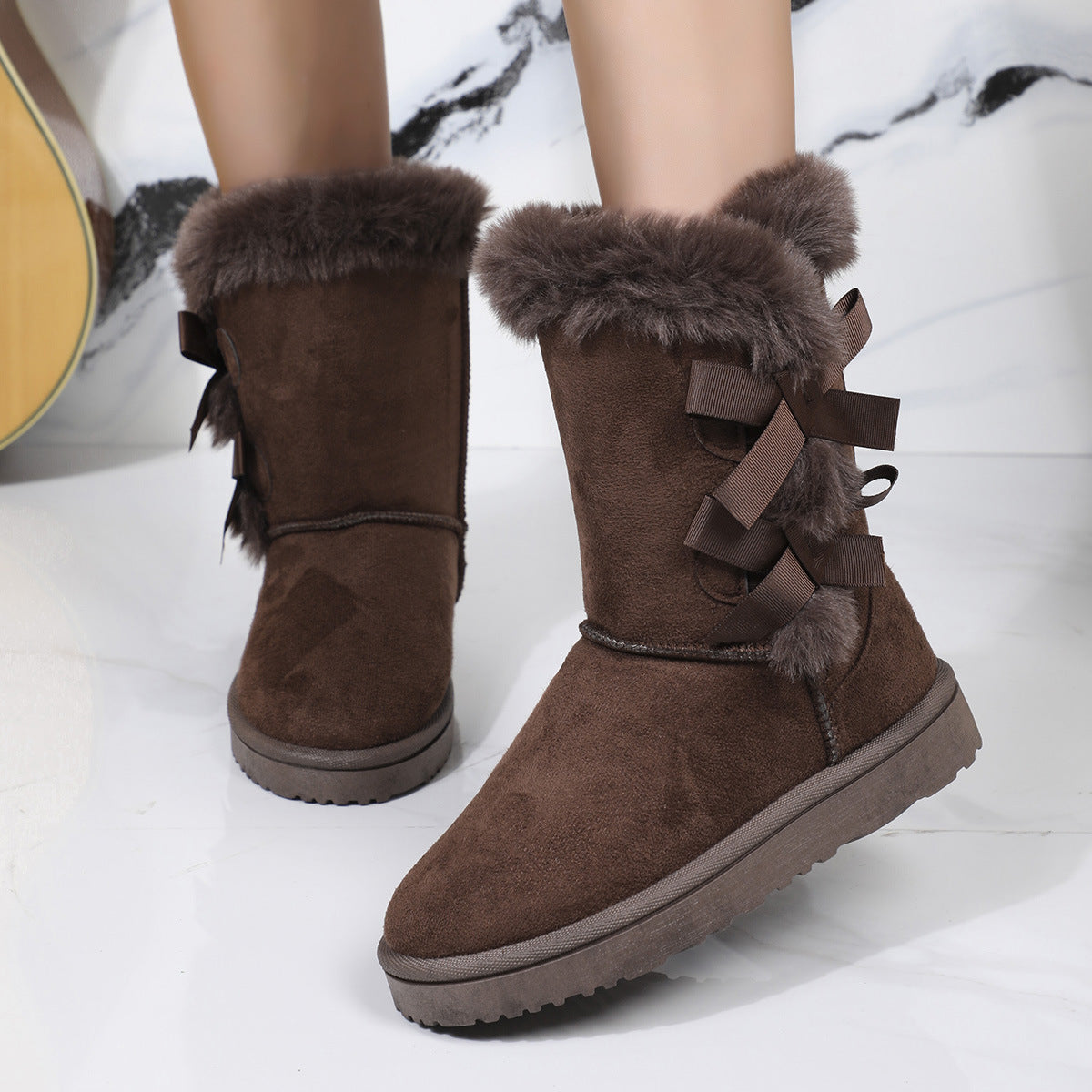 Unas nuevas botas de nieve de mujer de otoño e invierno de tubo mediano, botas medianas y altas, botas de nieve de terciopelo de moda con lazo, comercio exterior transfronterizo 