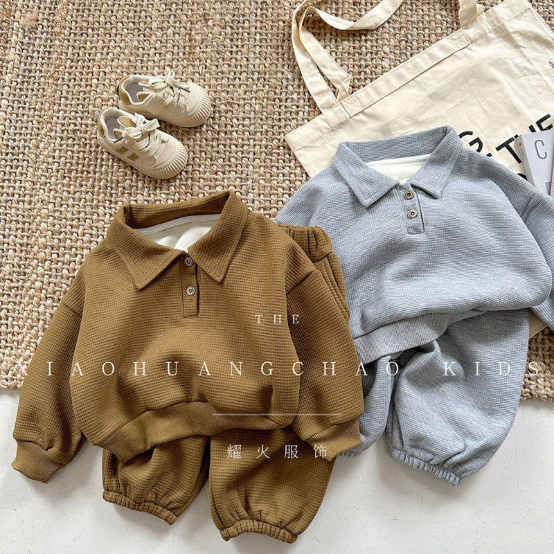 A Korean children's clothing, a complete set of velvet polo shirts, a two-piece autumn sweater set for medium and small children.