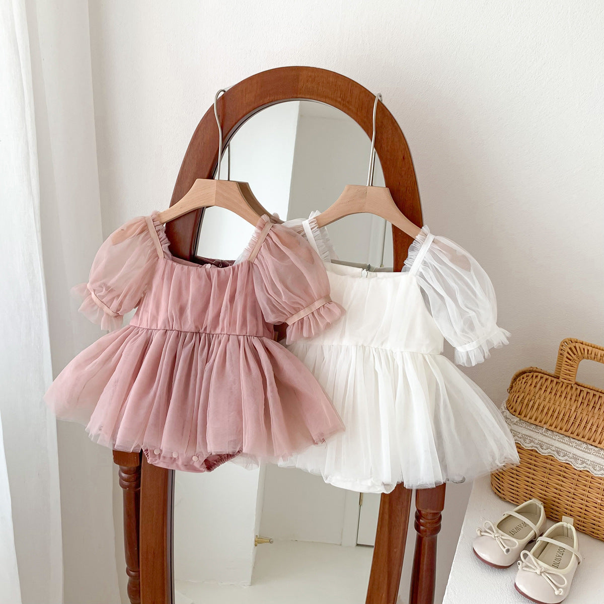 A Baby spring and summer puff sleeve bag fart clothes, baby girl big bow mesh skirt, newborn year-old princess crawling clothes