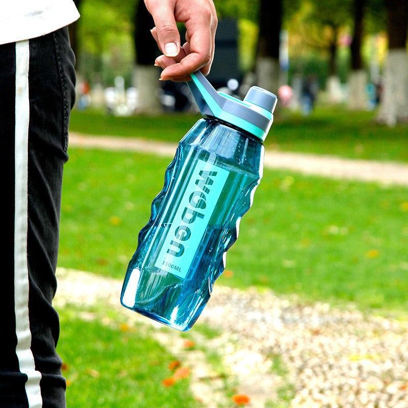 Una taza de agua deportiva de plástico para estudiantes de verano de gran belleza para fitness, de gran capacidad, anticaídas, resistente a altas temperaturas y portátil. 