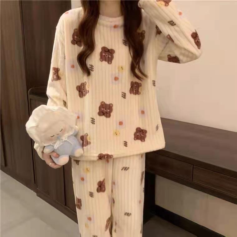 A autumn and winter bear printed coral fleece pajama set for women, loose and warm loungewear, long-sleeved two-piece set