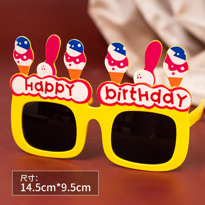 Un pequeño libro rojo con pequeñas gafas de margaritas, accesorios para fotografías de fiestas de cumpleaños en línea, gafas de cumpleaños divertidas y creativas para niños. 