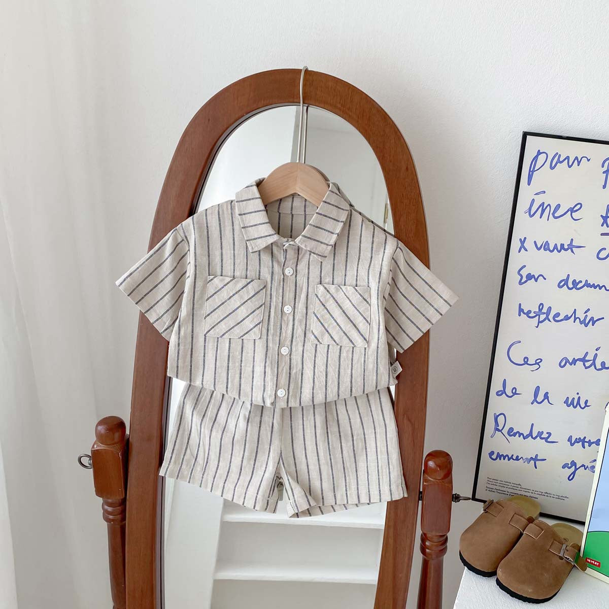 Conjunto de camisa y pantalones cortos de manga corta a rayas retro de versión coreana para niños, bebés, niños y niñas en ropa informal fina de verano a la moda 