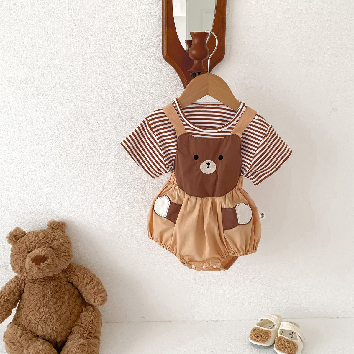 Un mono de verano nuevo de 2024 para bebés para niños y niñas, lindo conjunto de camiseta de manga corta con correa de oso y bolsa de pedos 