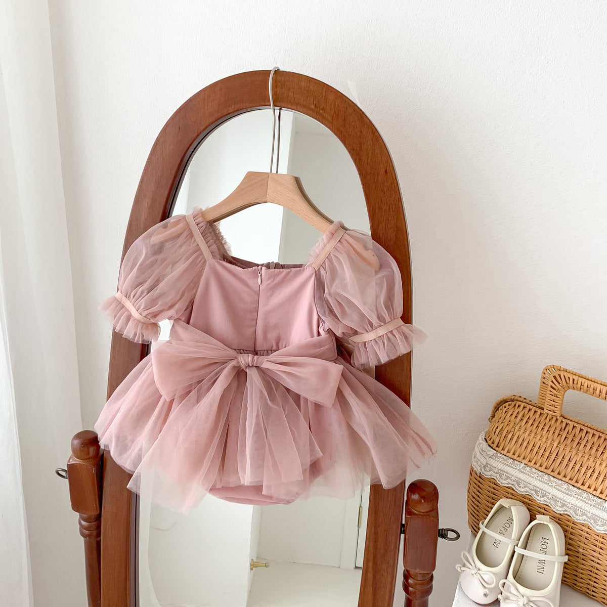 A Baby spring and summer puff sleeve bag fart clothes, baby girl big bow mesh skirt, newborn year-old princess crawling clothes