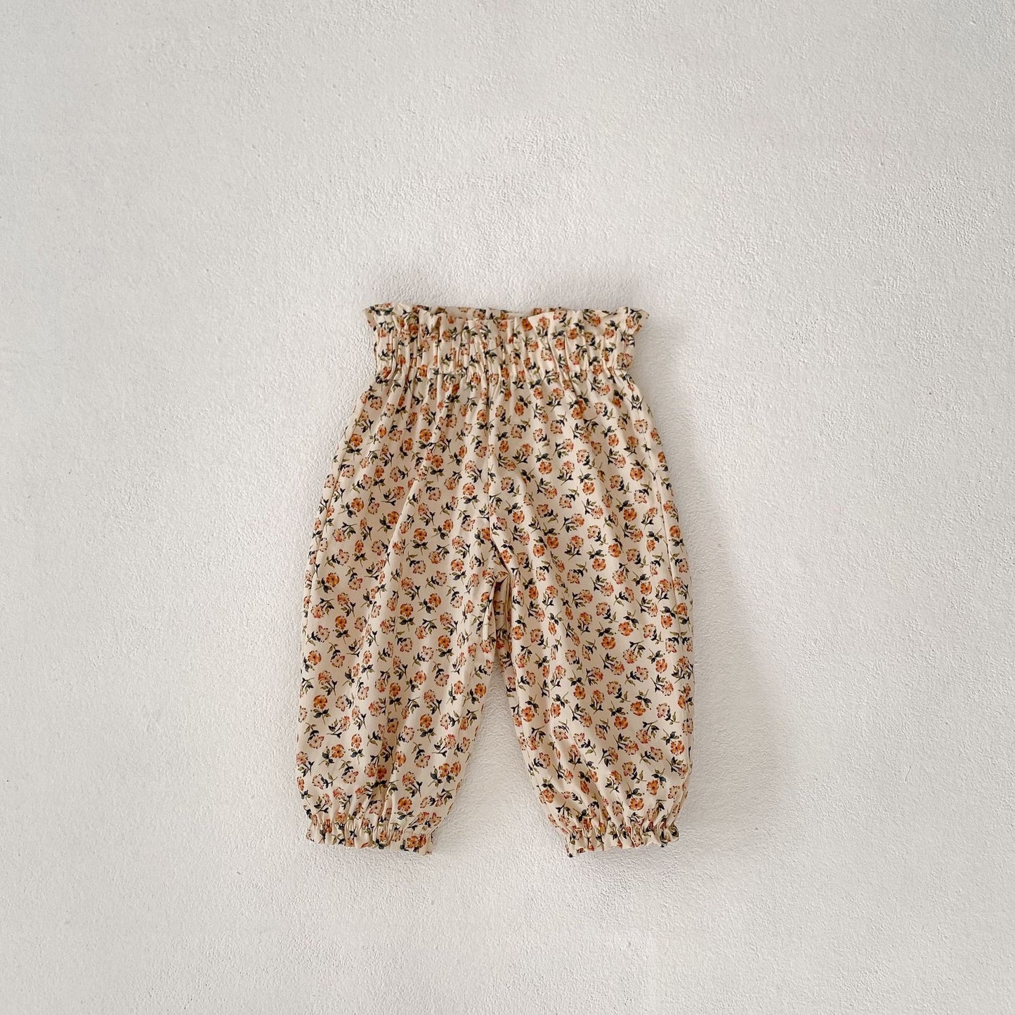 Pantalones para niñas 2024 Verano Nuevos Pantalones para bebés de algodón de clase A con flores pequeñas a prueba de mosquitos Pantalones largos con lazo en los pies Ropa para niños 