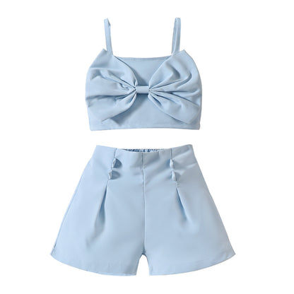 Un nuevo traje de verano 2024 para niñas, con tirantes y pantalones cortos de color sólido, estilo japonés y coreano. 