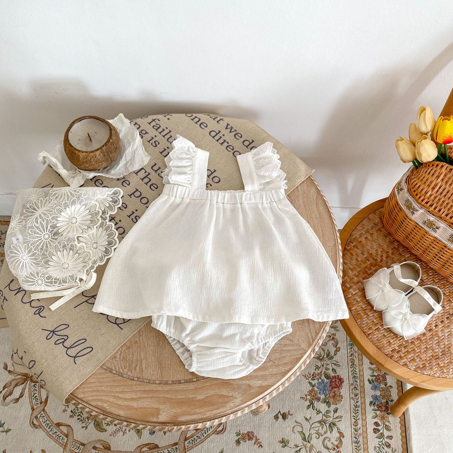 A 2024 summer new baby girl baby small fresh lace stitching shoulder strap top+bag fart pants 2-piece suit.