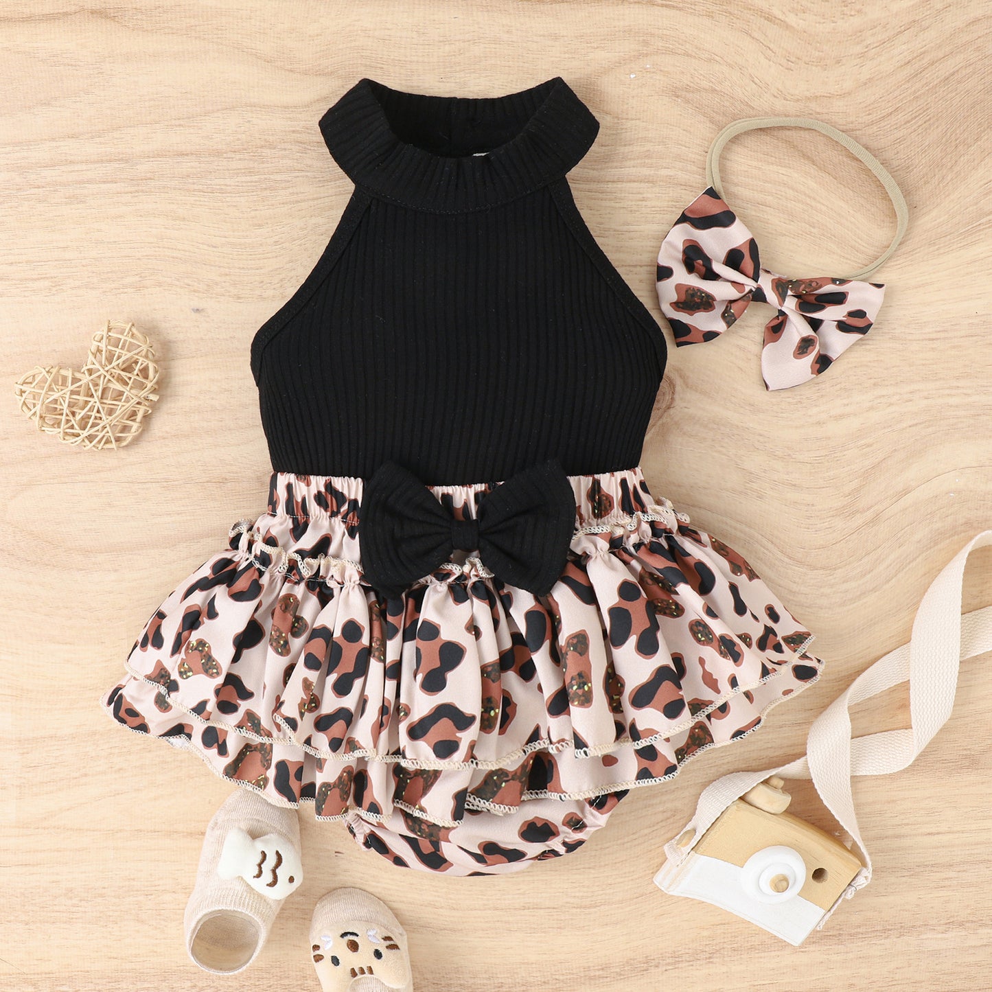 Europe and the United States foreign trade children&#039;s wear girls hanging neck solid color shirt leopard bow shorts suit. 0.2kg