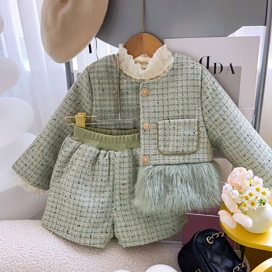 A Korean version of girls' Xiaoxiangfeng set, winter new plush spliced jacket and shorts two-piece set