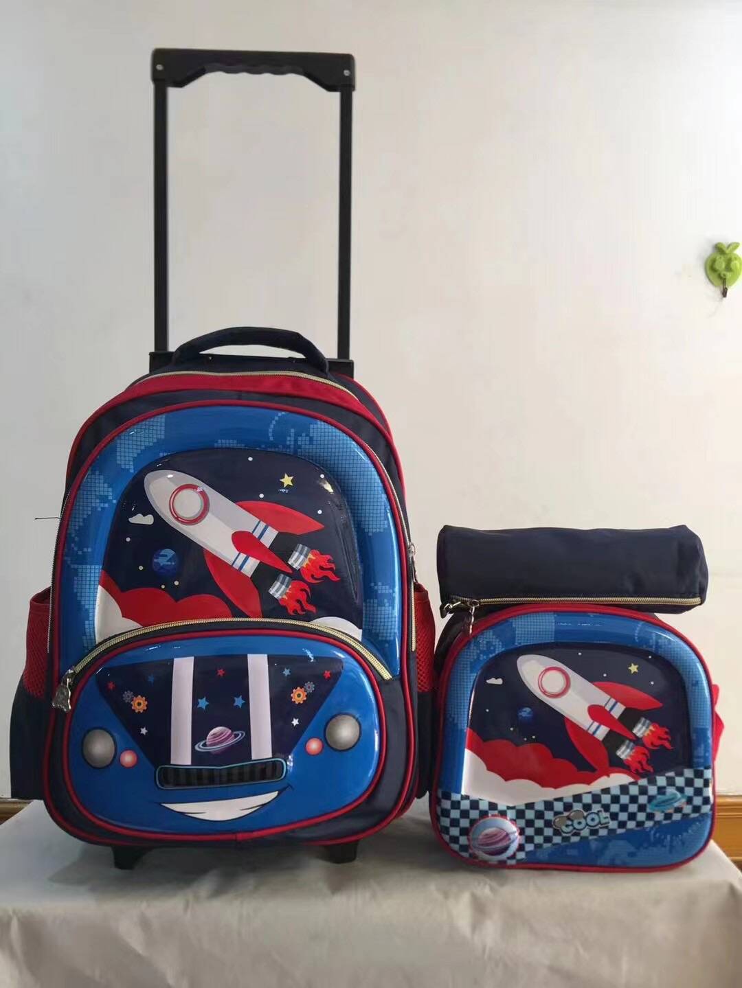 Un conjunto de tres piezas de mochila con barra de tracción, mochila de PU de 16 pulgadas para estudiantes, estuche para lápices, mochila mediana, mochila para niños, poste cuadrado de tres ruedas 