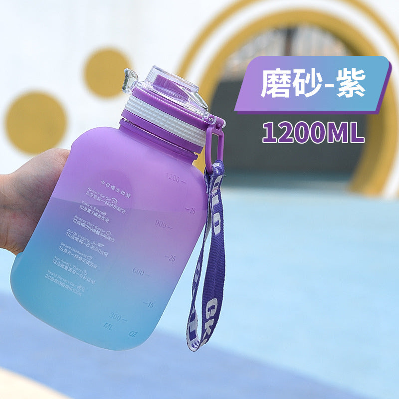 Una taza de agua de gran capacidad de verano con forma de cubo de una tonelada, tetera deportiva para fitness para hombres y mujeres, tetera de plástico para estudiantes, personalizada 