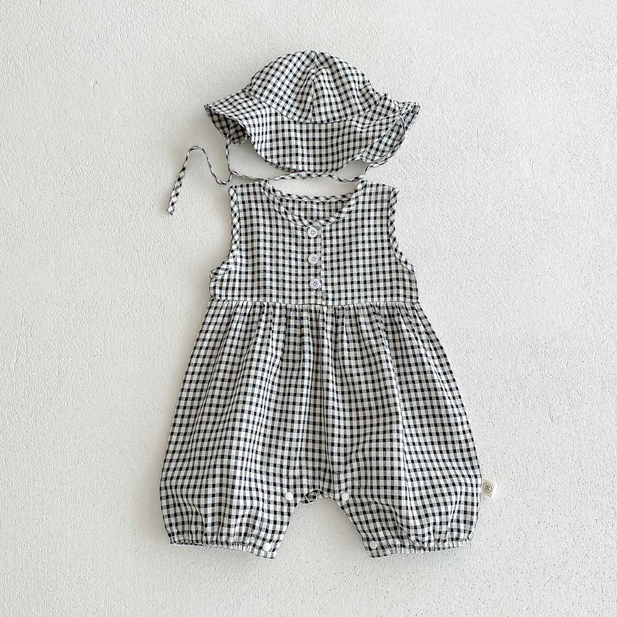 A girl baby summer thin floral bag fart clothes crawling baby western style plaid sleeveless vest jumpsuit to send a hat.