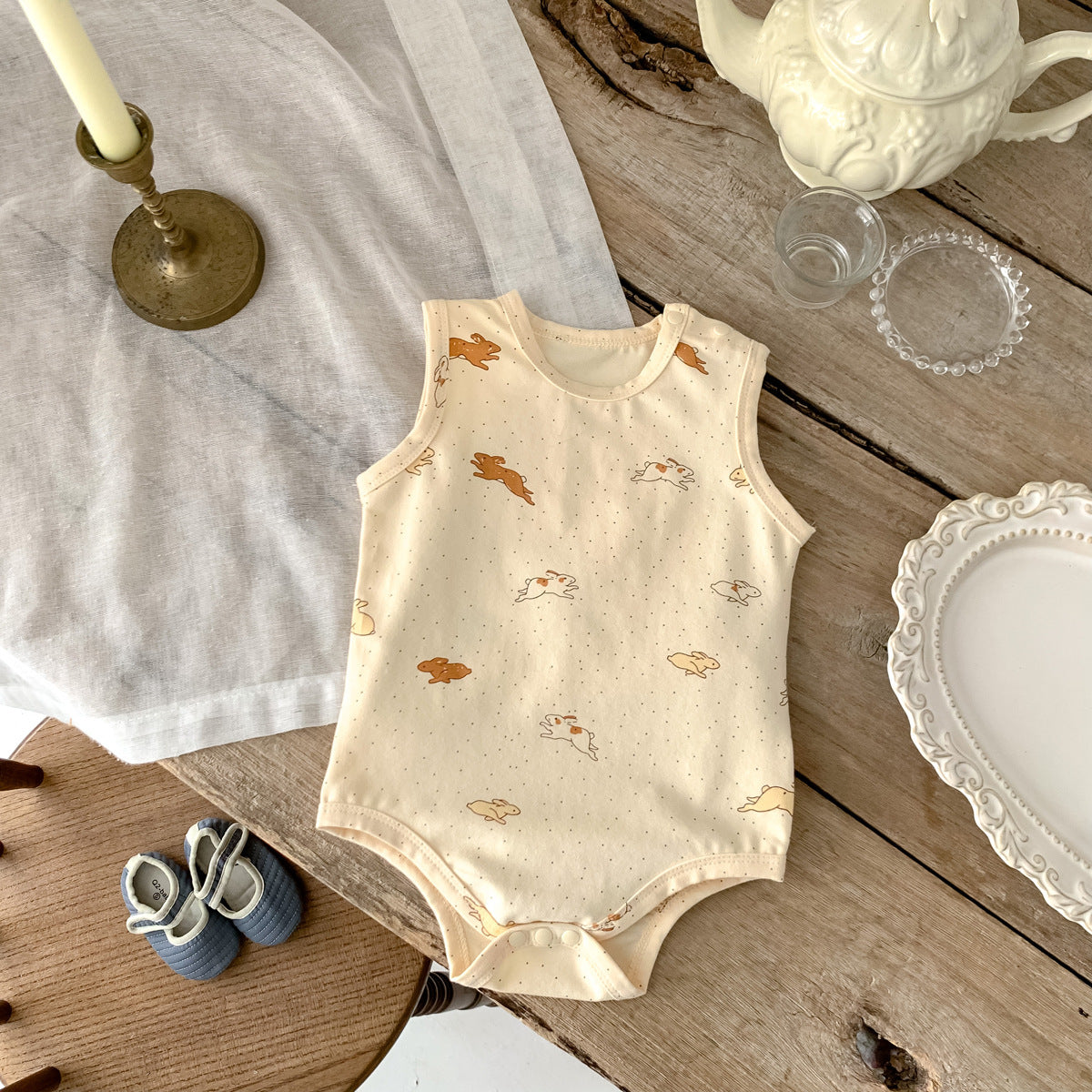 Un chaleco fino de verano sin huesos para bebés y niños pequeños con nalgas y mono en un traje de gateo sin mangas con estampado floral de conejo nórdico 