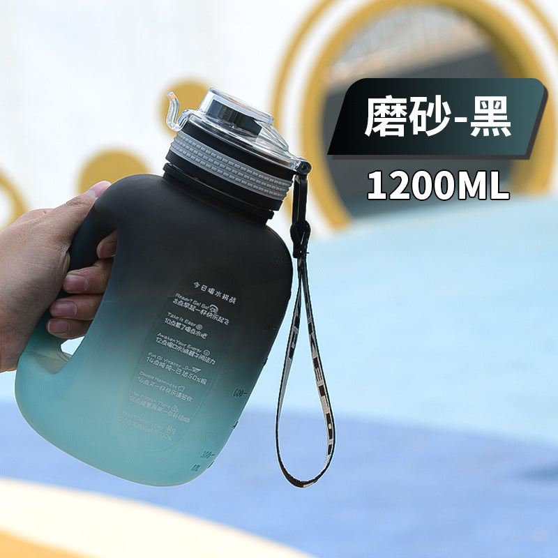 Una taza de agua de gran capacidad de verano con forma de cubo de una tonelada, tetera deportiva para fitness para hombres y mujeres, tetera de plástico para estudiantes, personalizada 