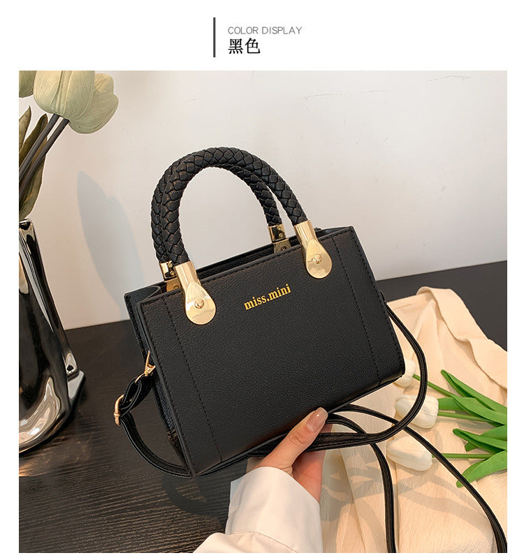 In the summer, the new fashion woven handbag with one shoulder slung over the small square bag supports a large number of wholesale mixed batches.(0.32kg)