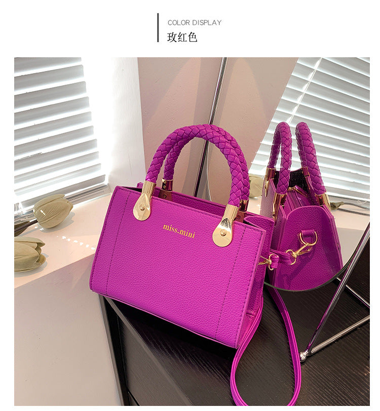 In the summer, the new fashion woven handbag with one shoulder slung over the small square bag supports a large number of wholesale mixed batches.(0.32kg)