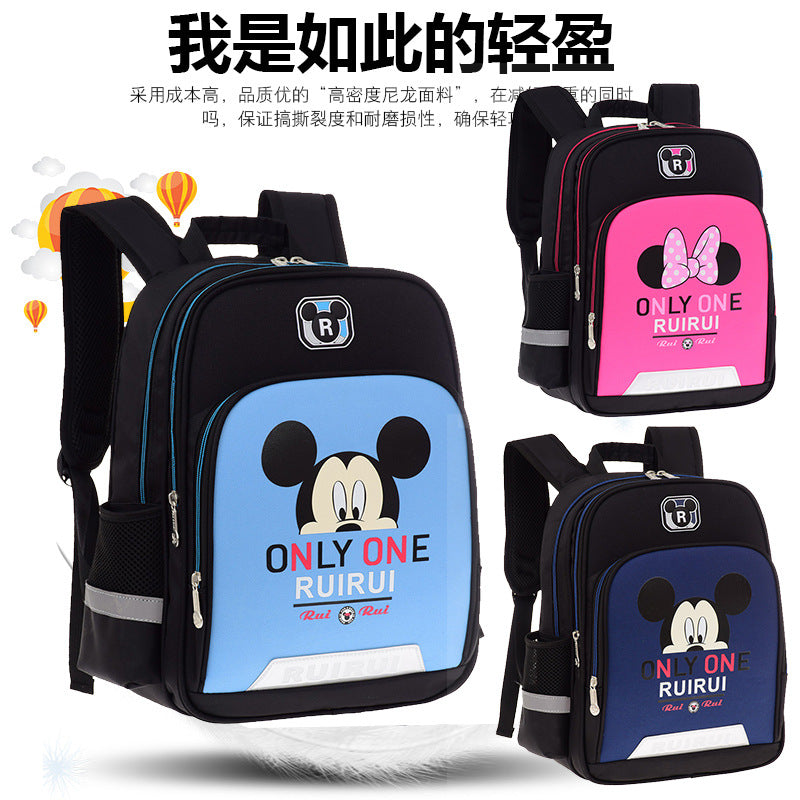 A schoolbag Pupils Grade 1-3-6 Boys and Girls Mickey 6-12 Children&#039;s Backpacks are distributed one by one.