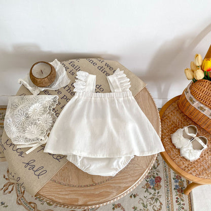 Un traje de 2 piezas con tirantes en los hombros y bolsa para bebé niña pequeña con costuras de encaje fresco de verano 2024. 