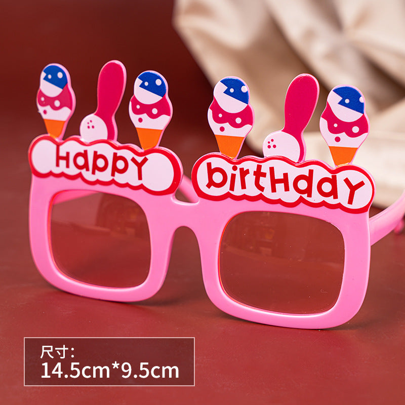 Un pequeño libro rojo con pequeñas gafas de margaritas, accesorios para fotografías de fiestas de cumpleaños en línea, gafas de cumpleaños divertidas y creativas para niños. 