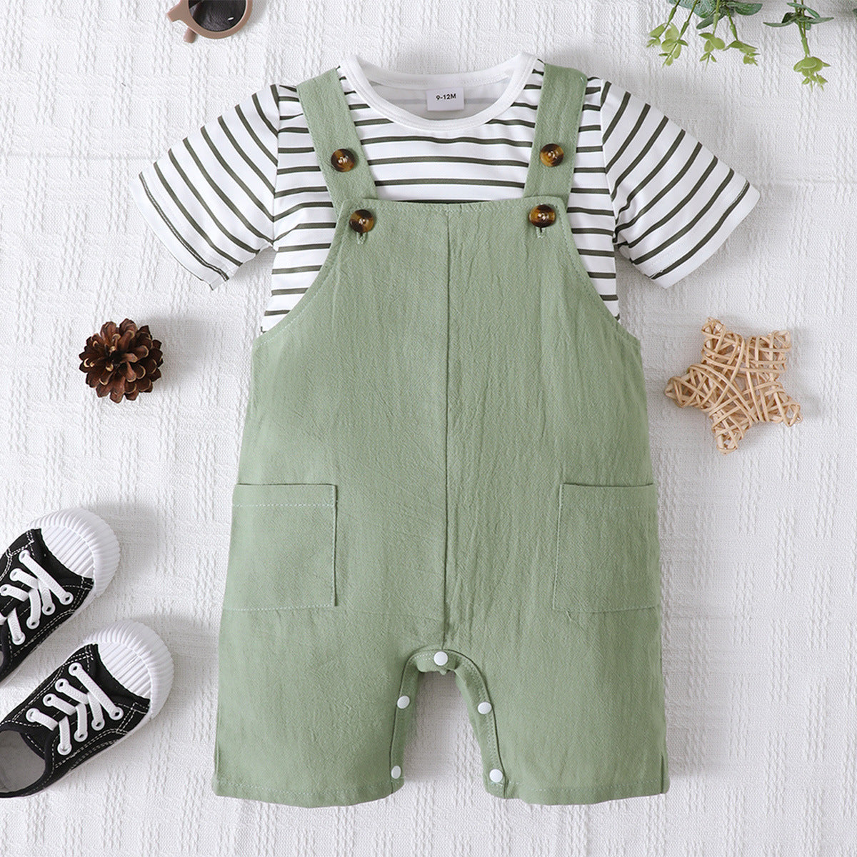 A 2023 new Amazon explosions black and white horizontal stripes short-sleeved green suspenders two-piece suit a generation.