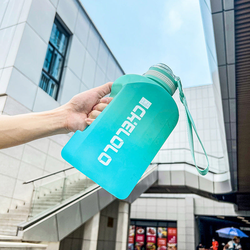 Una taza de agua de gran capacidad de verano con forma de cubo de una tonelada, tetera deportiva para fitness para hombres y mujeres, tetera de plástico para estudiantes, personalizada 