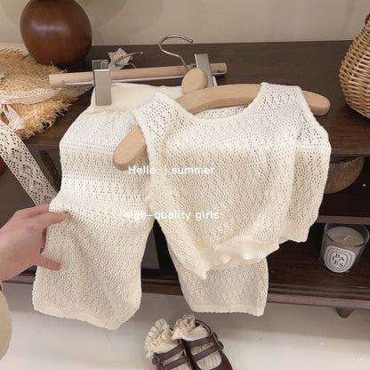 Un conjunto de ropa infantil popular para niñas, conjunto de punto fino y moderno, chaleco ahuecado del tesoro de las mujeres del verano 2024, pantalones de pierna ancha, conjunto de dos piezas, moderno 0.1KG 