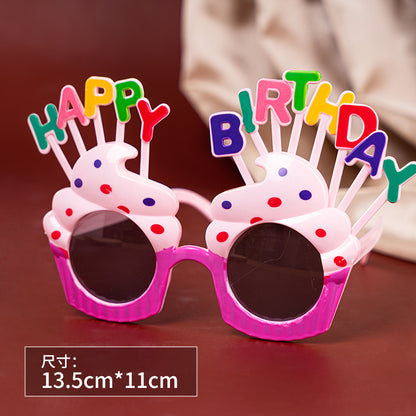 Un pequeño libro rojo con pequeñas gafas de margaritas, accesorios para fotografías de fiestas de cumpleaños en línea, gafas de cumpleaños divertidas y creativas para niños. 